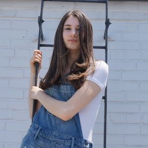 Meet your Posher, Chloe